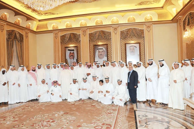 لقطة تذكارية للضيف مع الحضور في ديوان الشحومي﻿