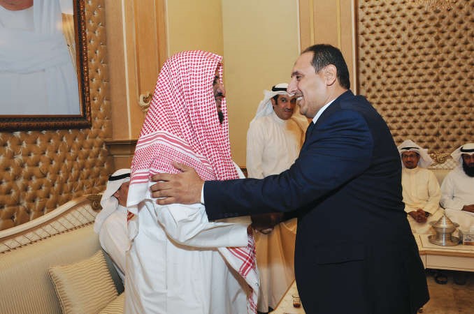 الزميل اسامة ابوالسعود مصافحا الشيخ سليمان الجبيلان﻿