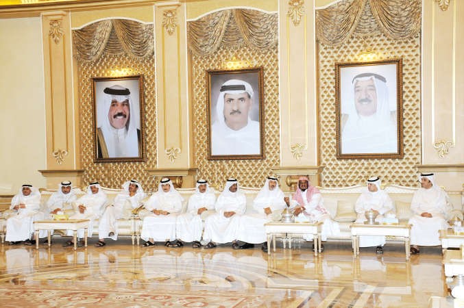 الشيخ سليمان الجبيلان مع احمد الشحومي وفهد فلاح بن جامع وسعود الشحومي وعيد الشحومي وراشد خليفة الشحومي ومحمد خليفة الشحومي وعدد من الحضور		﻿