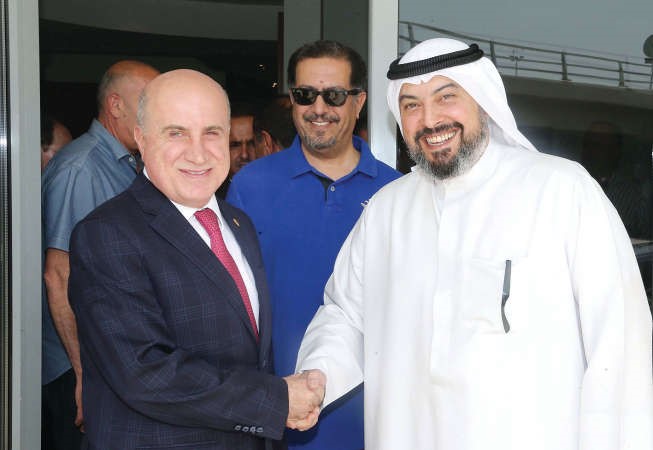 الشيخ طلال الفهد وفي استقباله هاشم حيدر