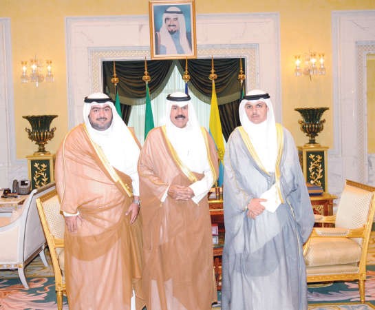 سمو ولي العهد الشيخ نواف الاحمد مستقبلا الشيخ ثامر العلي والشيخ صباح شملان العبدالعزيز