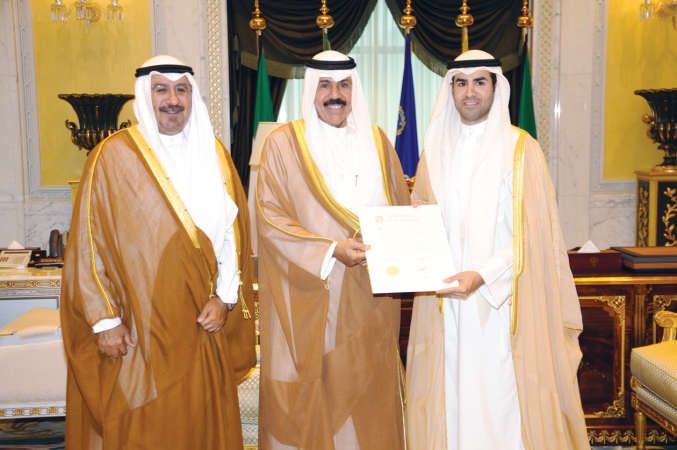 سمو ولي العهد يتسلم رسالة الماجستير من الشيخ صباح محمد الصباح بحضور الشيخ د محمد الصباح