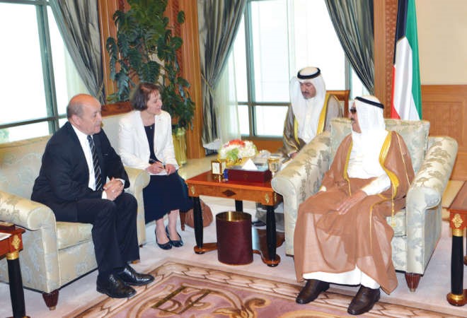 صاحب السمو الامير الشيخ صباح الاحمد مستقبلا وزير الدفاع الفرنسي جان ايف لودريان﻿