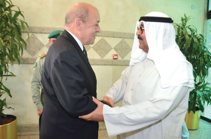 الشيخ مشعل الاحمد مرحبا بوزير الدفاع الفرنسي جان ايف لودريان