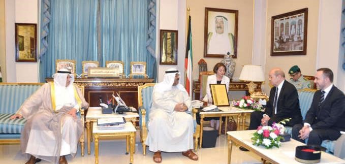 جانب من مباحثات الشيخ مشعل الاحمد مع وزير الدفاع الفرنسي جان ايف لودريان بحضور الشيخ خالد الجراح والسفير كريستيان نخلة