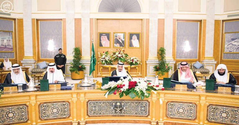 خادم الحرمين الشريفين الملك سلمان بن عبدالعزيز مترئسا جلسة مجلس الوزراء السعودي امس واس