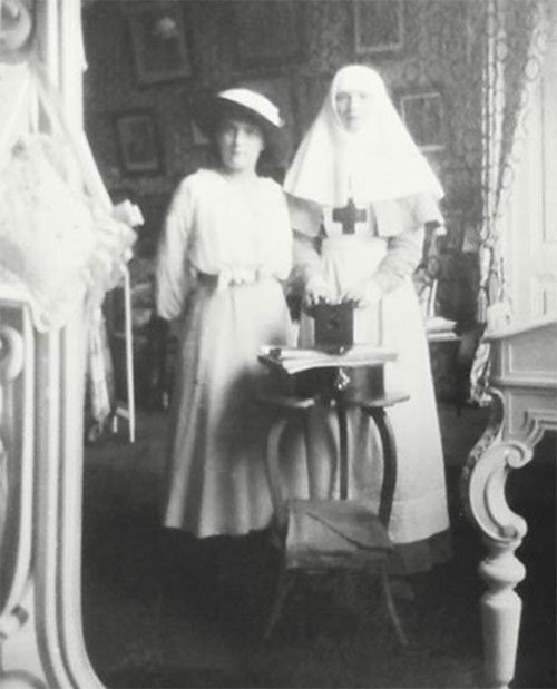 صورة اخرى لـاناستاسيا نيكولايفنا بجوار اختها الكبرى في العام التالي اي عام 1915