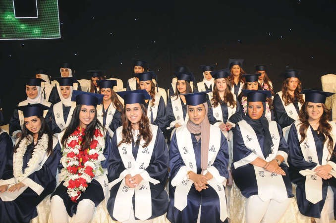 كوكبة من الخريجات 