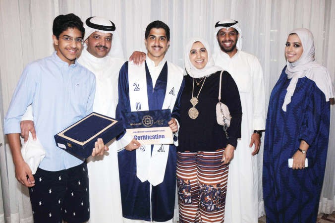 محمد وليد الاصمعي يحتفل بتفوقه وسط العائلة