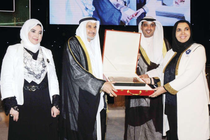 مبارك المطوع يكرم الشيخة دسعاد الصباح والشيخ محمد العبدالله 