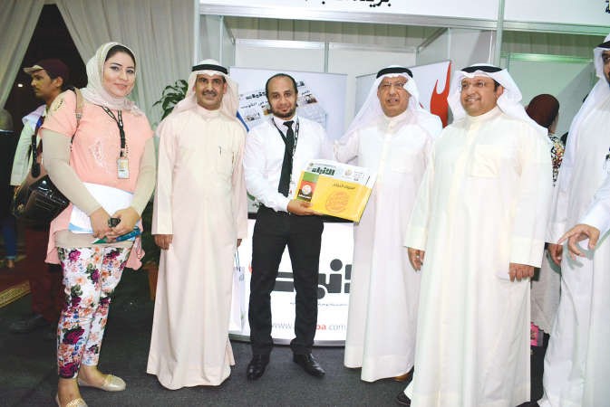  دعبدالرحيم الذياب وفهد الفوزان في جناح الانباء مع الزميلة الاء خليفة والزميل حمادة جودة 