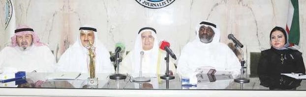 ابراهيم البغلي وعلي حسن وفيصل القناعي وسعد البلوشي وامينة العلي خلال المؤتمر					محمد خلوصي﻿