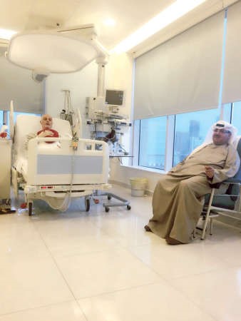 الشيخ فهد المبارك اثناء زيارته للفنان القدير حسين جاسم﻿