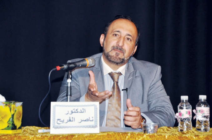 دناصر الفريح متحدثا خلال الندوة احمد علي