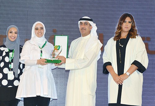 الرئيس التنفيذي لتنظيم الاتصالات فيصل ابل مكرما الفريق الفائز ﻿
