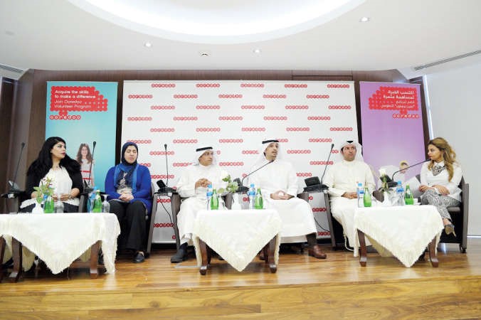 من اليمين القبندي والشلال والمطيري والزيد والموسوي والعواد خلال الحلقة النقاشية