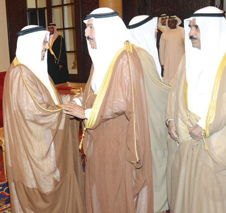 الشيخ جابر العبد الله والشيخ فيصل السعود يصافحان مستقبليهما 