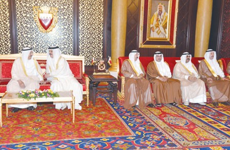 صاحب السمو الامير خلال اللقاء مع الملك حمد بن عيسى بحضور الشيخ جابر العبد الله وصاحب السمو الملكي الامير سلمان بن حمد والشيخ مشعل الاحمد 