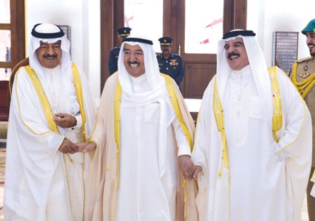 صاحب السمو الامير الشيخ صباح الاحمد متوسطا عاهل البحرين الملك حمد بن عيسى وصاحب السمو الملكي الامير خليفة بن سلمان ال خليفة 