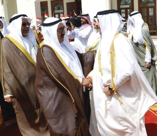الشيخ ناصر صباح الاحمد مصافحا عاهل البحرين ويبدو الشيخ علي الجراح 