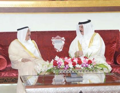 صاحب السمو الامير خلال المباحثات مع الملك حمد بن عيسى