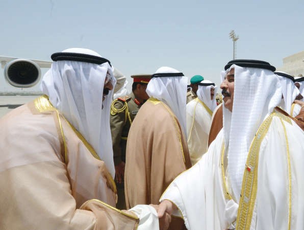 الشيخ مشعل الاحمد مصافحا العاهل البحريني