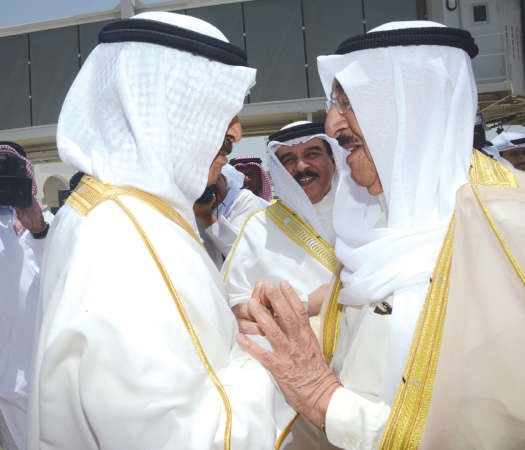 صاحب السمو الامير مصافحا صاحب السمو الملكي الامير خليفة بن سلمان