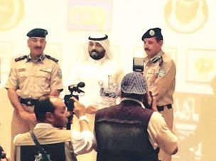 اللواءان عبدالله المهنا وصالح بودستور خلال تكريم الزميل هاني الظفيري﻿