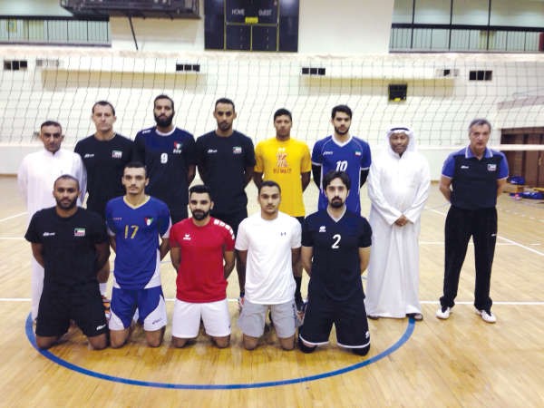 رئيس الاتحاد والجهاز الفني في لقطة جماعية مع المنتخب الاول﻿