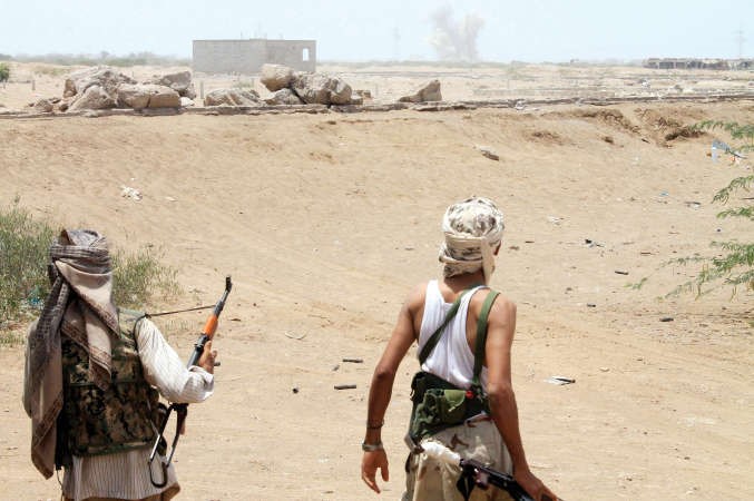 يمنيان من المقاومة الشعبية يتفقدان موقعا خلال المواجهاتمع ميليشيا الحوثيقرب عدن امس افپ

