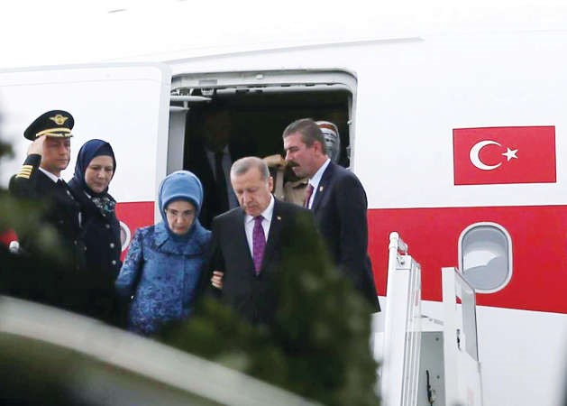 الرئيس التركي رجب طيب اردوغان وزوجته امينة لدى وصولهما الى انقرة امس الاول افپ 