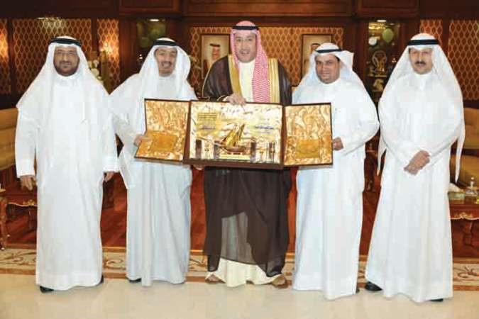 الشيخ فيصل الحمود يتسلم درعا تكريمية من هادي الوطري ومحمد البغيلي وعبدالحكيم الاحمدي وظاهر الصويان﻿