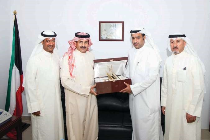 الشيخ مبارك الدعيج مكرما مدير مكتب كونا في قطر نواف الدقباسي﻿