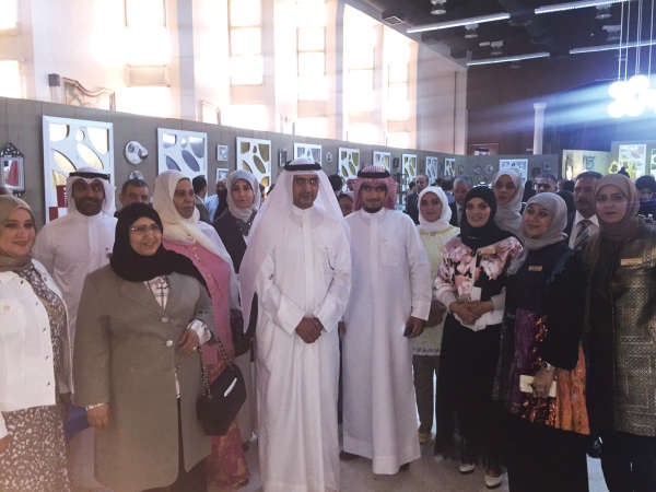 1 د هيثم الاثري وبدرية الخالدي في جولة داخل المعرض