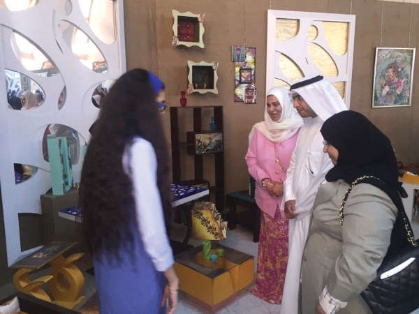 ومتفقدا احد الاجنحة المشاركة 