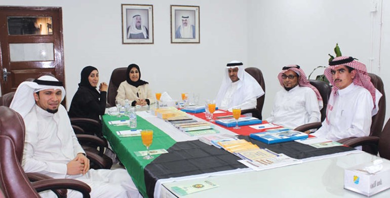 جانب من زيارة الوفد لمركز دراسات الخليج والجزيرة العربية 