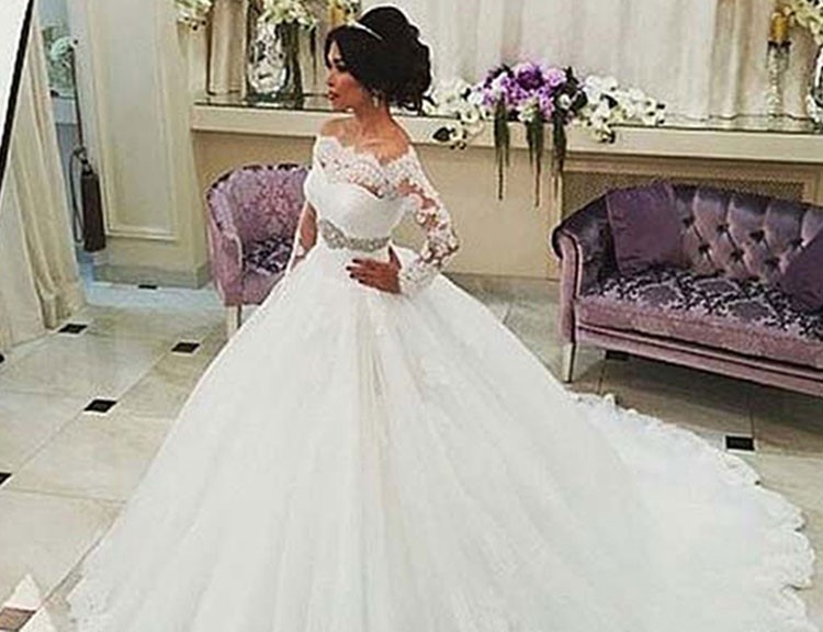 بالصور.. شيرين تظهر بفستان زفاف يخطف الانظار
