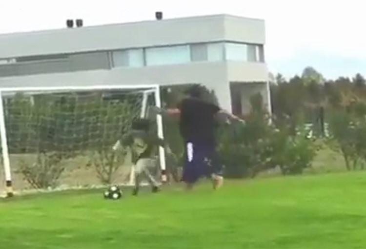 بالفيديو.. نجل أغويرو يُراوغ جده مارادونا بطريقة رائعة
