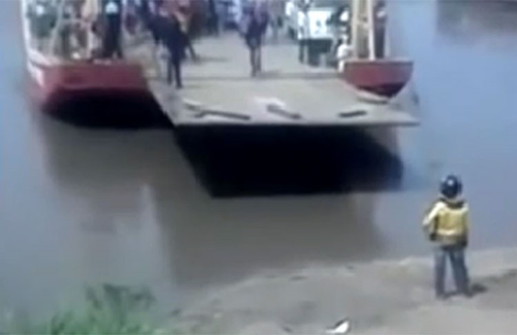 بالفيديو.. رجل ينجو بأعجوبة من الموت أثناء قفزه من «عبارة»