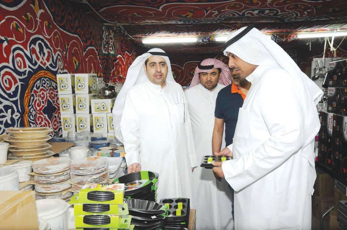 الدسيم متفقدا احد اجنحة المهرجان