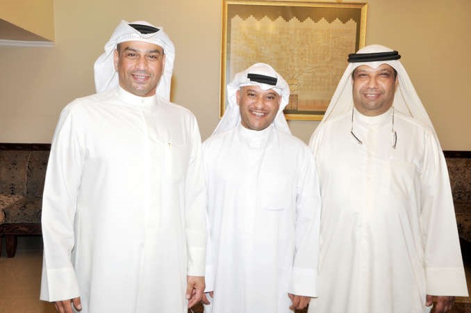 عبدالعزيز المعود متوسطا صلاح اللهو ومحمد الحبيل﻿