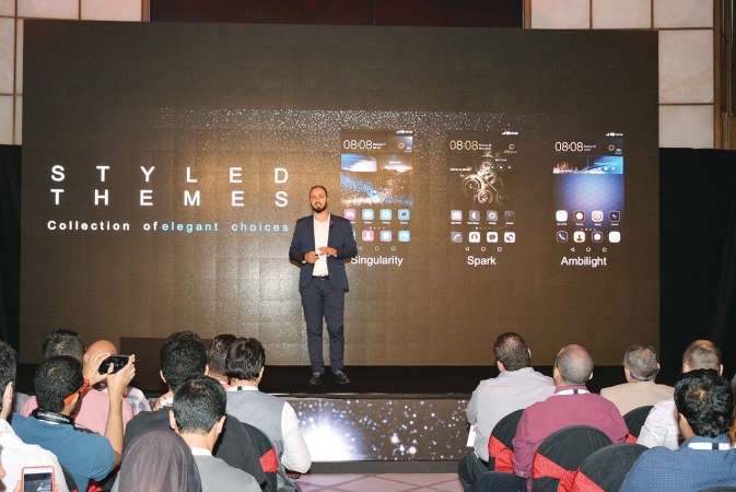 جورج كفروني مستعرضا امكانيات الجهاز الجديد	ريليش كومار﻿