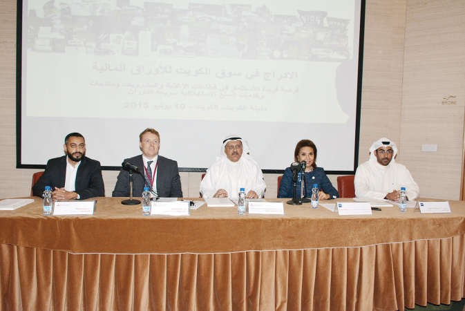 محمد جاسم الوزان وشيخة البحر وفيصل الحمد وجاريت وولش خلال المؤتمر الصحافي ريليش كومار 