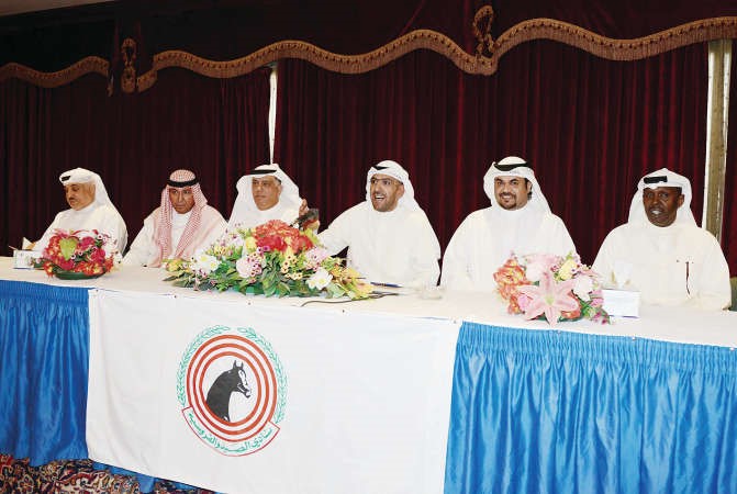 الشيخ ضاري الفهد يتحدث خلال اجتماع الجمعية العمومية﻿