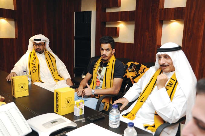 راشد بديح وفيصل عجب وفاروق العوضي خلال حديثهم في ديوانية الانباء﻿