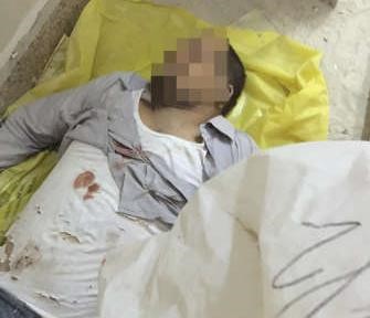 جثة احد العمال الثلاثة بانتظار الطب الشرعي﻿