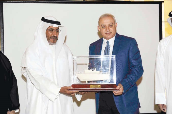 دبدر العيسى يتسلم مجسم القارب من د ناجي المطيري﻿