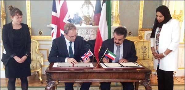 خالد الجارالله خلال توقيع خطة عمل لجنة التوجيه المشتركة مع وكيل وزارة الخارجية لشؤون الشرق الاوسط وشمال افريقيا توبياس الوود