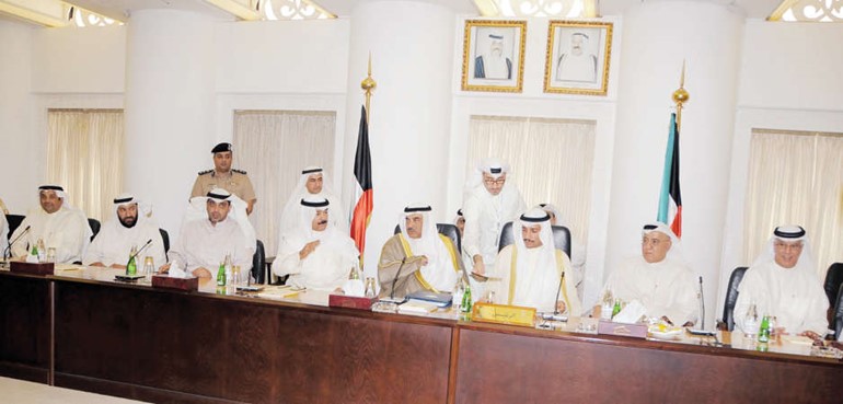 رئيس مجلس الامة مرزوق الغانم والنائب الاول لرئيس مجلس الوزراء ووزير الخارجية الشيخ صباح الخالد ونائب رئيس مجلس الوزراء ووزير الداخلية الشيخ محمد الخالد والشيخ محمد العبدالله ود علي العمير ويعقوب الصانع اثناء اجتماع السلطتين في مكتب المجلس امس ويبدو النائبان نبيل الفضل ومبارك الحريص﻿