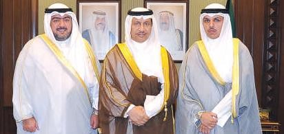 سمو رئيس الوزراء الشيخ جابر المبارك مستقبلا الشيخ ثامر العلي والشيخ صباح شملان العبدالعزيز
